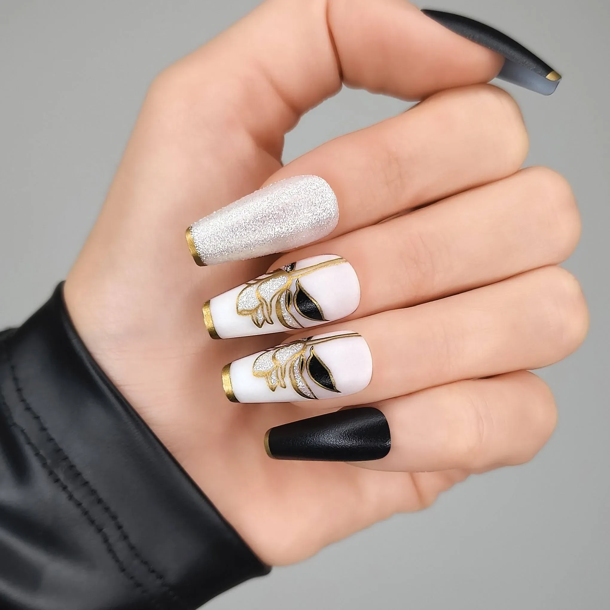 Hypnaughty 24 Pcs Black Flower White and Black Matte Luxury Coffin Press on Nails with Glitter and Flower Design and Gold French Tips with Glue Medium Long False Nails (Black Flower)