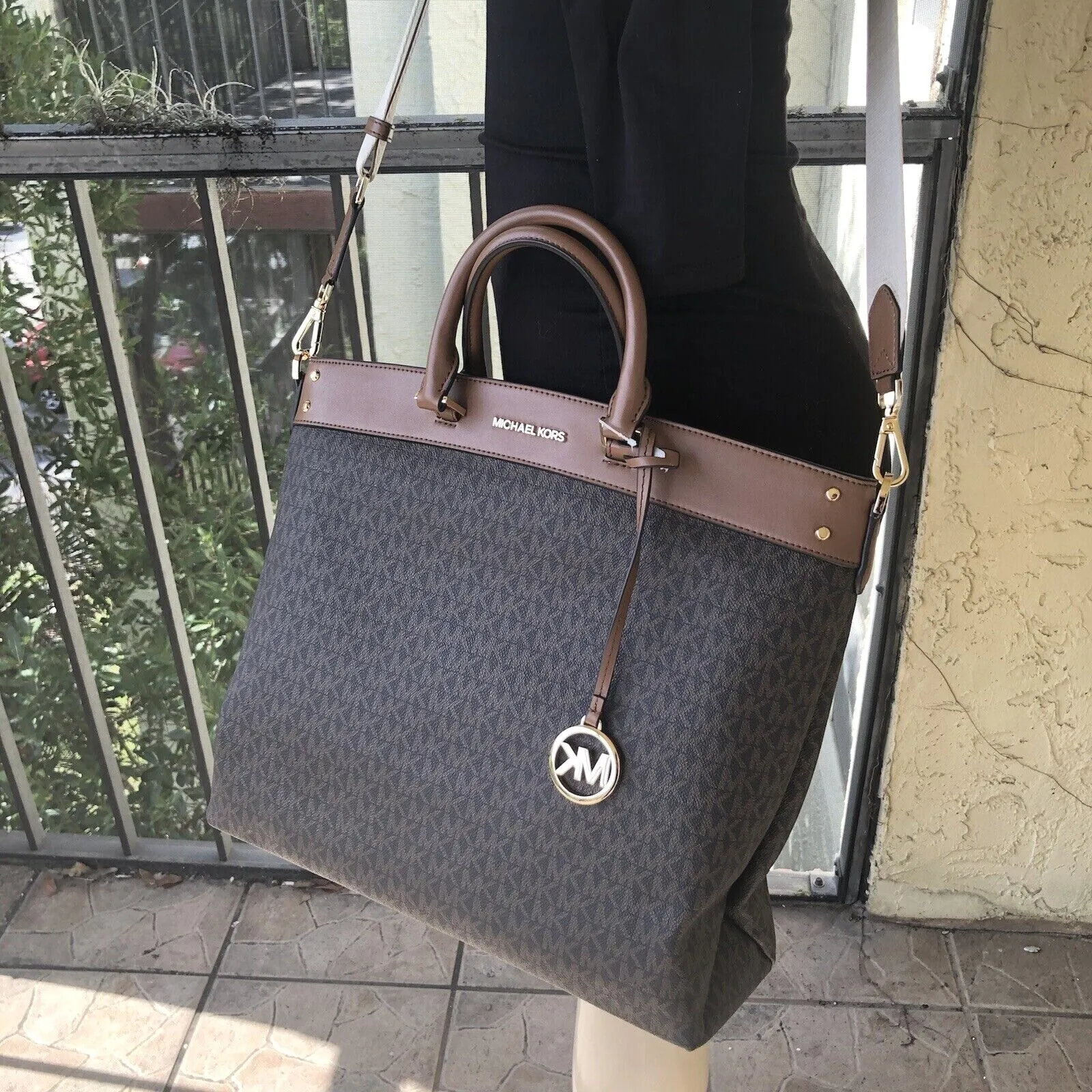 Michael Kors Large Travel Tote Bag (Signature Brown)