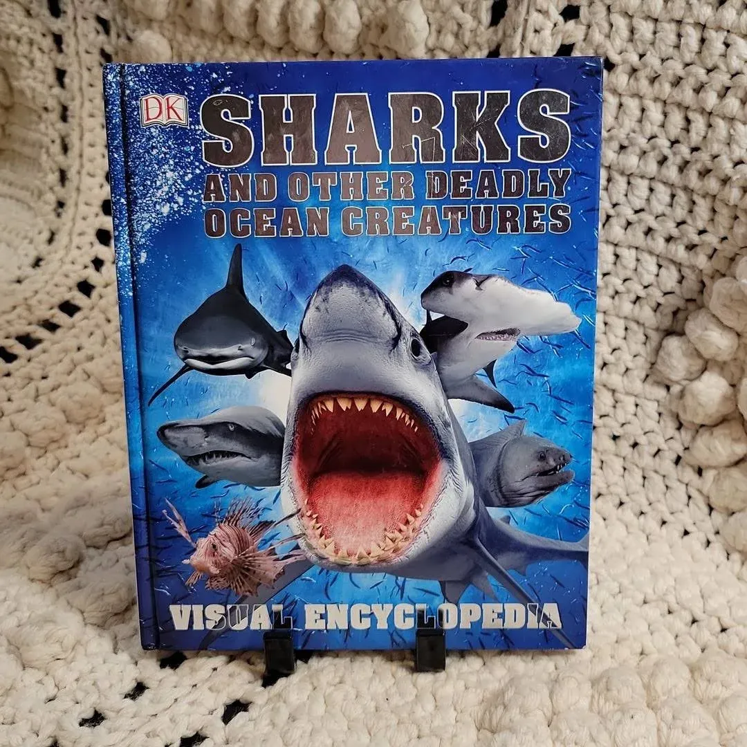 Sharks and Other Deadly Ocean Creatures Visual Encyclopedia [Book]