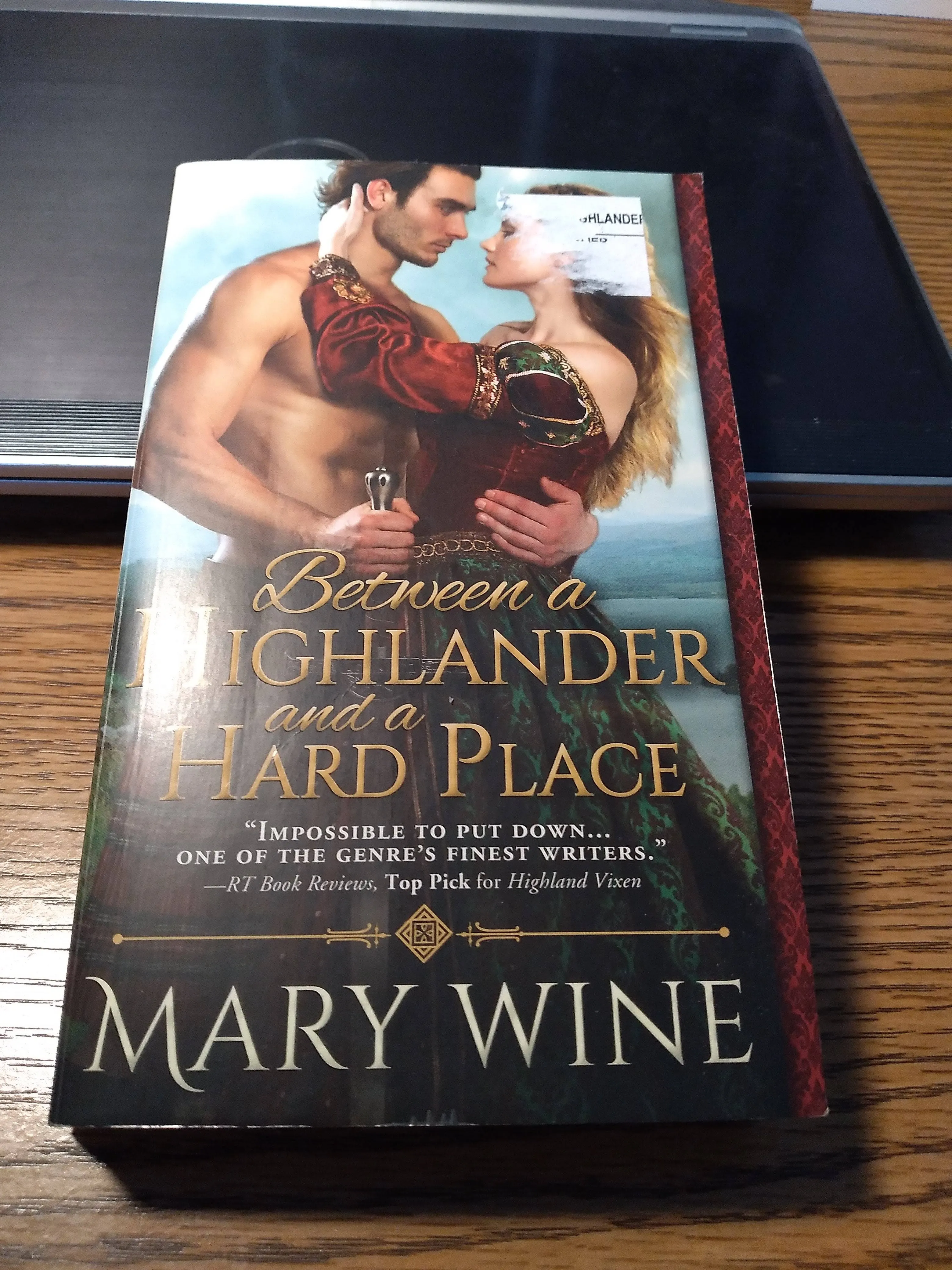 Between a Highlander and a Hard Place (Highland Weddings, 5)